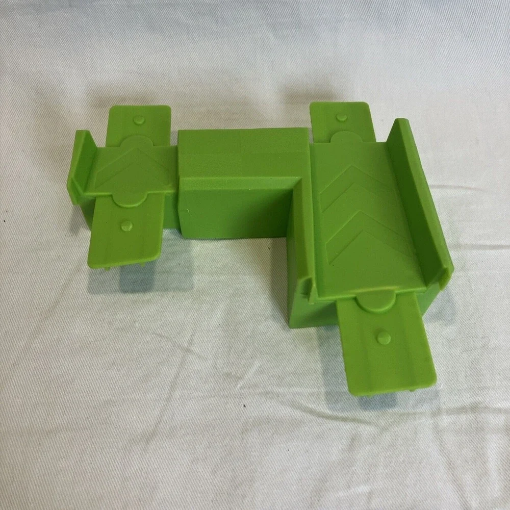 Hot‎ Wheels Mario Kart Circuit Replacement Track Parts: Double Short Ramp Piece